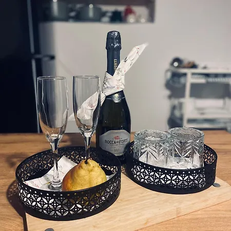 アパートホテル Rooms & Apartment Zala Near Airport & Cable Car 3*