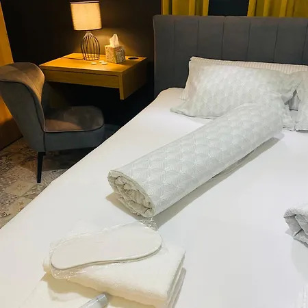 Rooms & Apartment Zala Near Airport & Cable Car アパートホテル