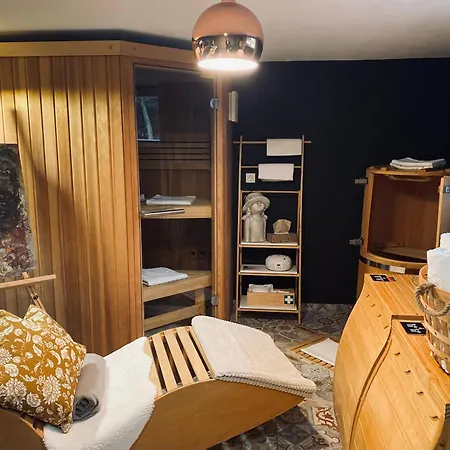 Rooms & Apartment Zala Near Airport & Cable Car アパートホテル 3*