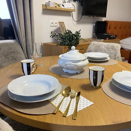 アパートホテル Rooms & Apartment Zala Near Airport & Cable Car 3*