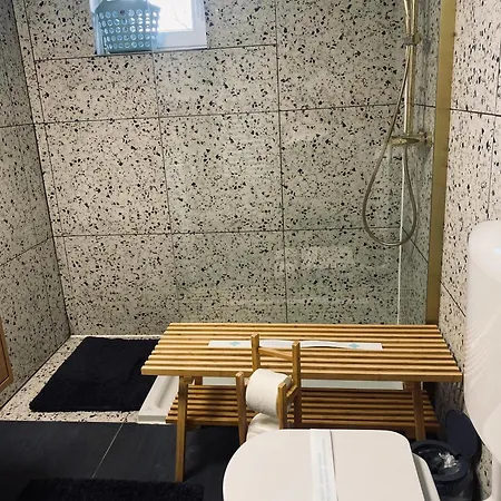 Rooms & Apartment Zala Near Airport & Cable Car アパートホテル 3*