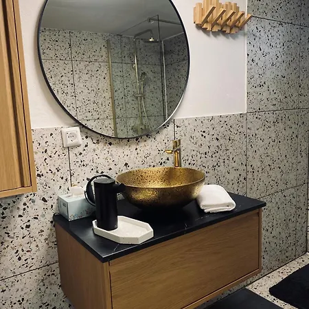 Rooms & Apartment Zala Near Airport & Cable Car アパートホテル 3*