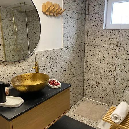 Rooms & Apartment Zala Near Airport & Cable Car アパートホテル