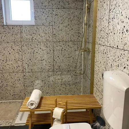 Rooms & Apartment Zala Near Airport & Cable Car アパートホテル