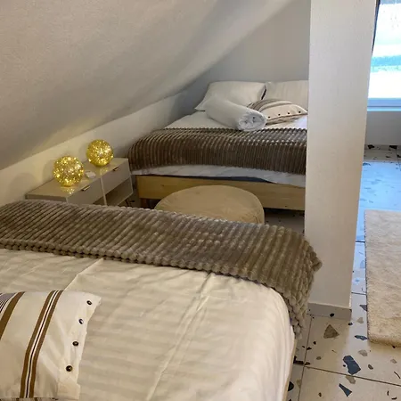 Rooms & Apartment Zala Near Airport & Cable Car アパートホテル