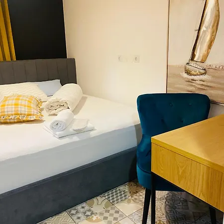 & Zala Air-conditioned Near Airport 公寓式酒店 4*