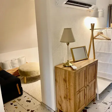 & Zala Air-conditioned Near Airport 公寓式酒店