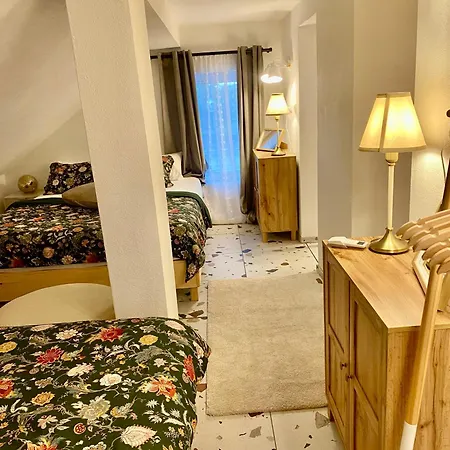 & Zala Air-conditioned Near Airport 公寓式酒店 4*