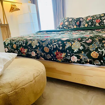 & Zala Air-conditioned Near Airport 公寓式酒店 4*