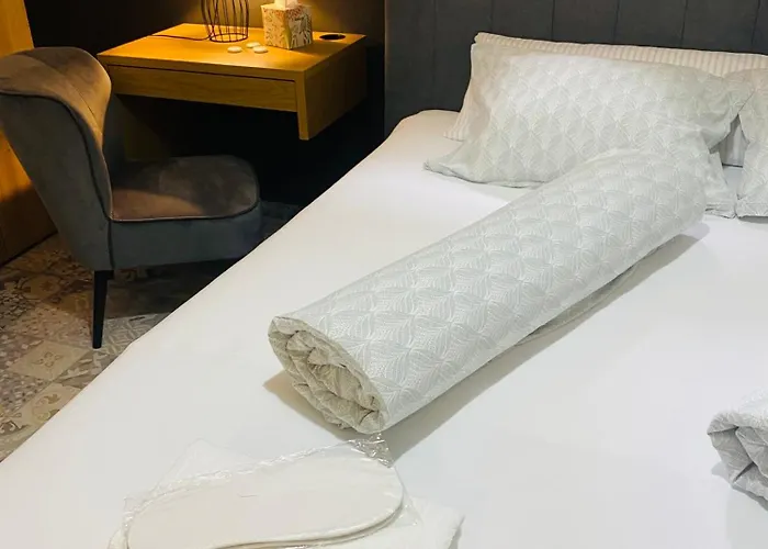 & Zala Near Airport & Cable Car מלון דירות