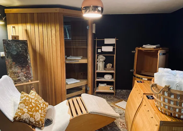 & Zala Near Airport & Cable Car מלון דירות 3*