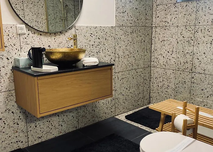 מלון דירות & Zala Near Airport & Cable Car