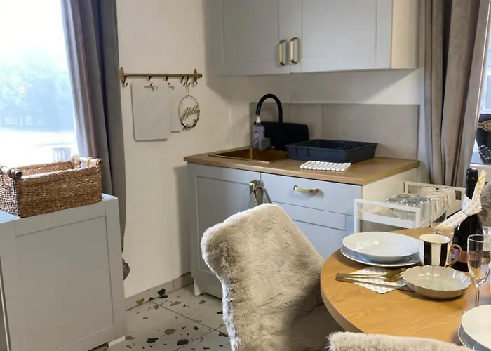 & Zala Near Airport & Cable Car מלון דירות 3*