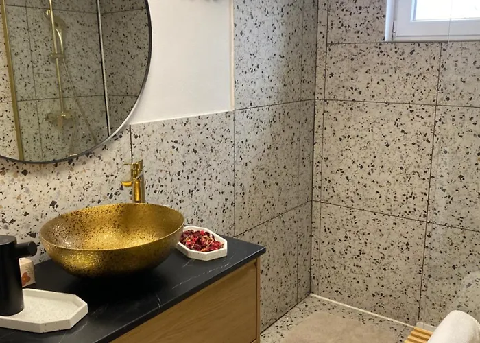 & Zala Near Airport & Cable Car מלון דירות