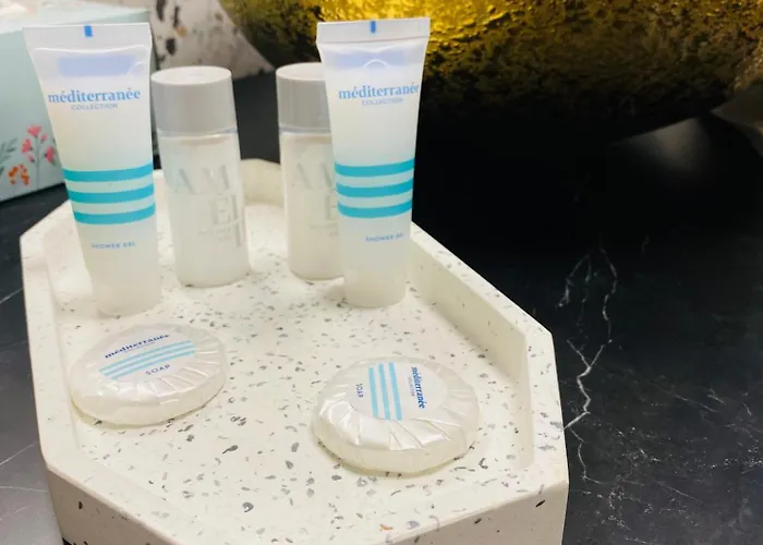 & Zala Near Airport & Cable Car מלון דירות